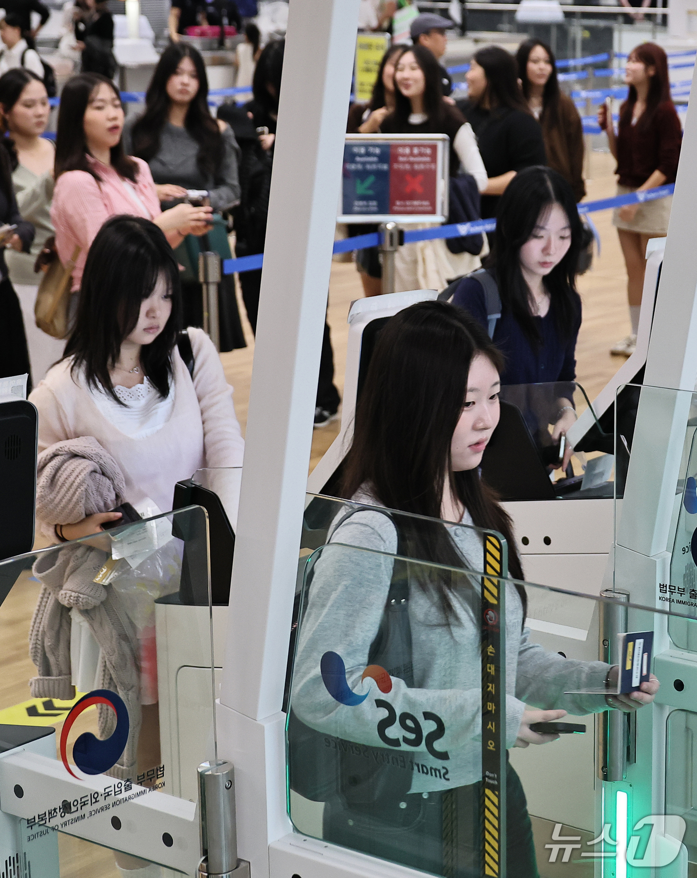 (인천공항=뉴스1) 안은나 기자 = 안성 안법고등학교 2학년 학생들이 12일 인천국제공항 2터미널에서 해외 수학여행을 가기 위해 자동출입국심사를 하고 있다.법무부 인천공항출입국·외 …