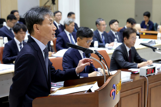 [국감] 질의 답하는 김영신 감사위원