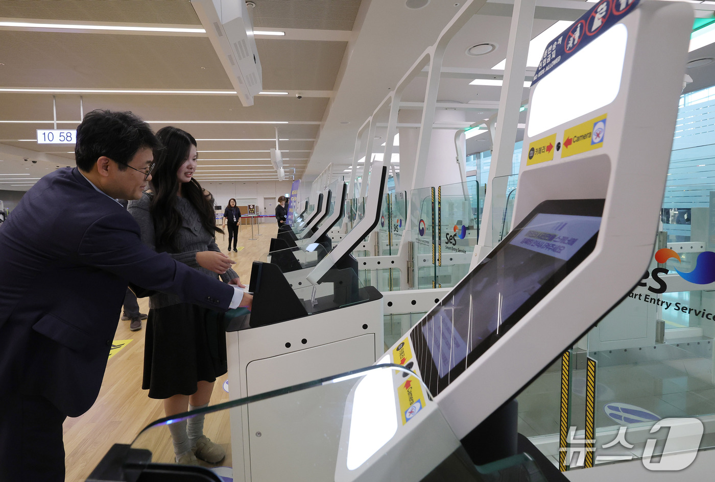 (인천공항=뉴스1) 안은나 기자 = 안성 안법고등학교 2학년 학생들이 12일 인천국제공항 2터미널에서 해외 수학여행을 가기 위해 자동출입국심사를 하고 있다.법무부 인천공항출입국·외 …