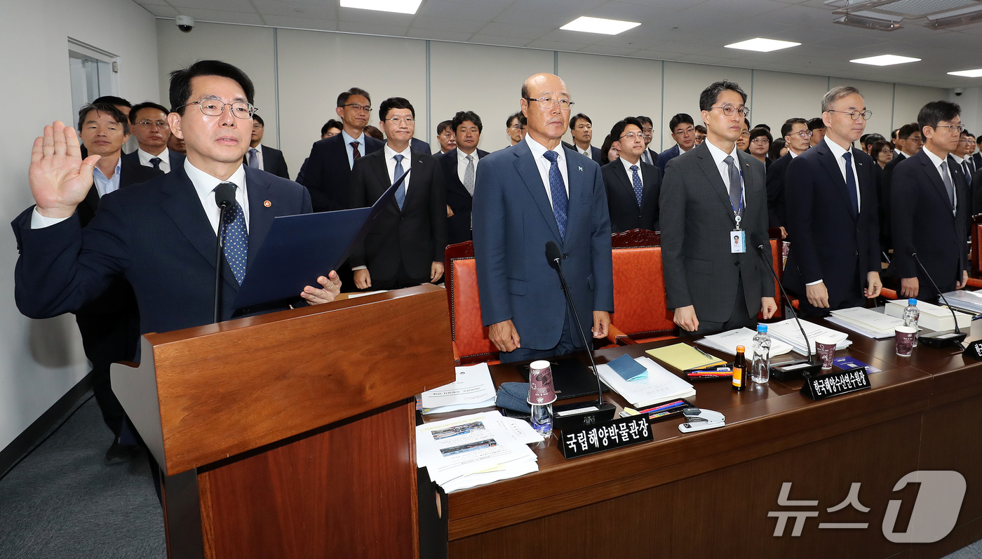 (부산=뉴스1) 윤일지 기자 = 황종우 해양수산부 장관이 12일 부산 동구 해양수산부 별관에서 열린 농림축산식품해양수산위원회의 해양수산부, 한국수산자원공단, 한국해양수산연수원, 한 …