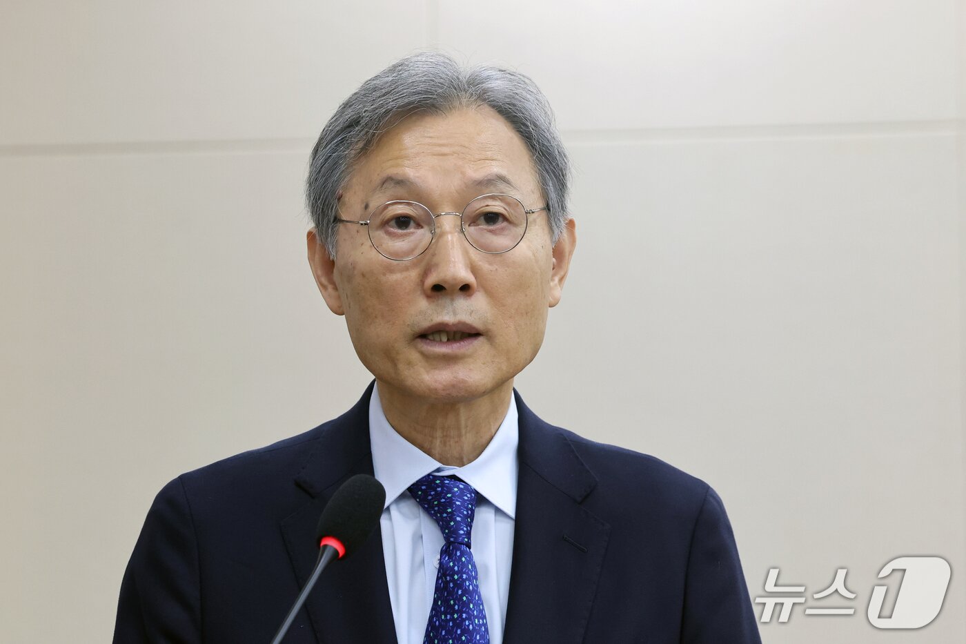 본문 이미지 - 고광헌 방송미디어통신심의위원장이 12일 서울 여의도 국회 과학기술정보방송통신위원회에서 열린 방송미디어통신위원회 등에 대한 국정감사에서 인사말을 하고 있다. ⓒ 뉴스1 황기선 기자