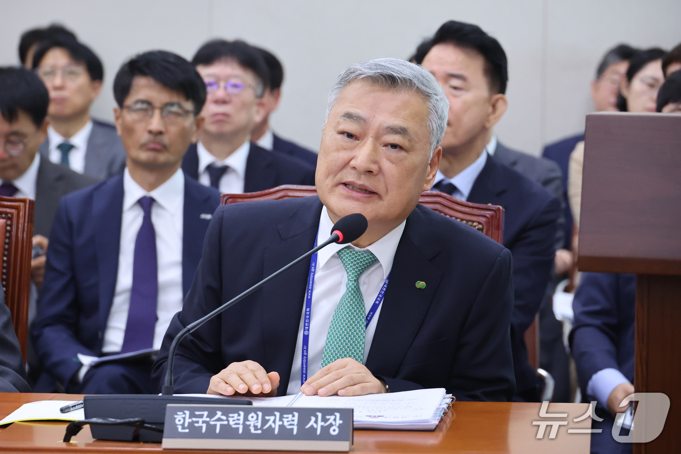 (서울=뉴스1) 신웅수 기자 = 김회천 한국수력원자력 사장이  12일 서울 여의도 국회에서 열린 산업통상자원중소벤처기업위원회의 대한무역투자진흥공사 등에 대한 국정감사에서 의원 질의 …