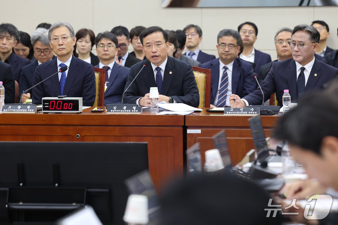 본문 이미지 - 김종철 방송미디어통신위원장이 12일 서울 여의도 국회 과학기술정보방송통신위원회에서 열린 방송미디어통신위원회 등에 대한 국정감사에서 의원 질의에 답하고 있다. ⓒ 뉴스1 황기선 기자