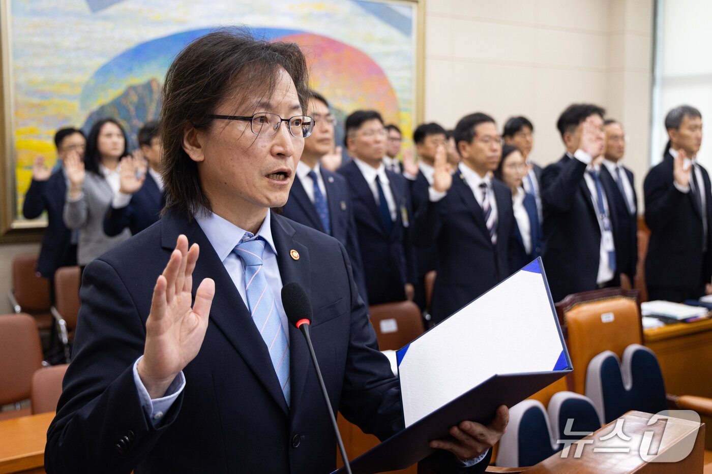 본문 이미지 - 주병기 공정거래위원장을 비롯한 기관증인들이 12일 서울 여의도 국회에서 열린 정무위원회의 공정거래위원회 등에 대한 국정감사에 출석해 증인선서를 하고 있다. ⓒ 뉴스1 유승관 기자