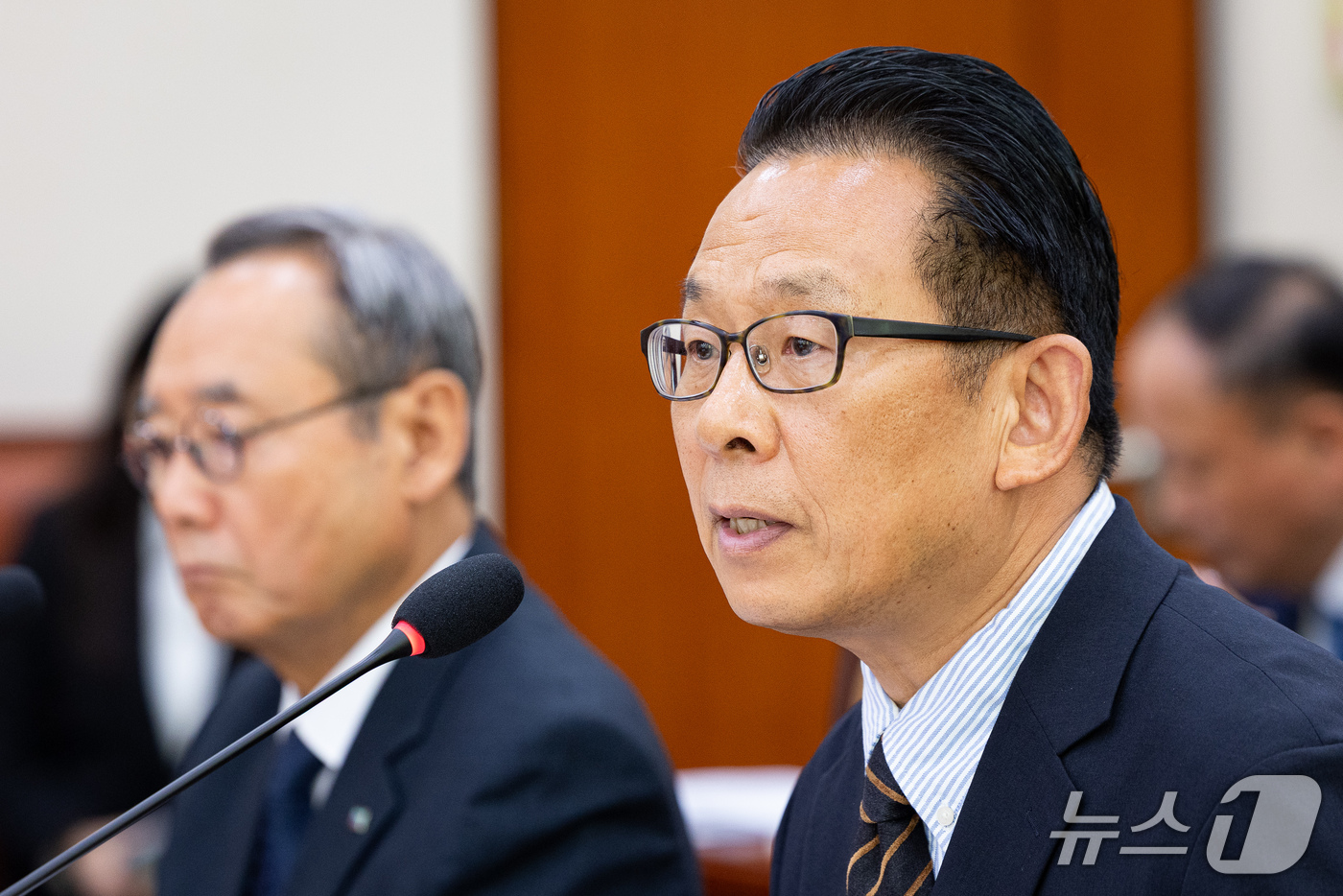 (서울=뉴스1) 유승관 기자 = 한상준 영화진흥위원장이 12일 서울 여의도 국회에서 열린 문화체육관광위원회의 한국콘텐츠진흥원 등에 대한 국정감사에 출석해 의원 질의에 답하고 있다. …
