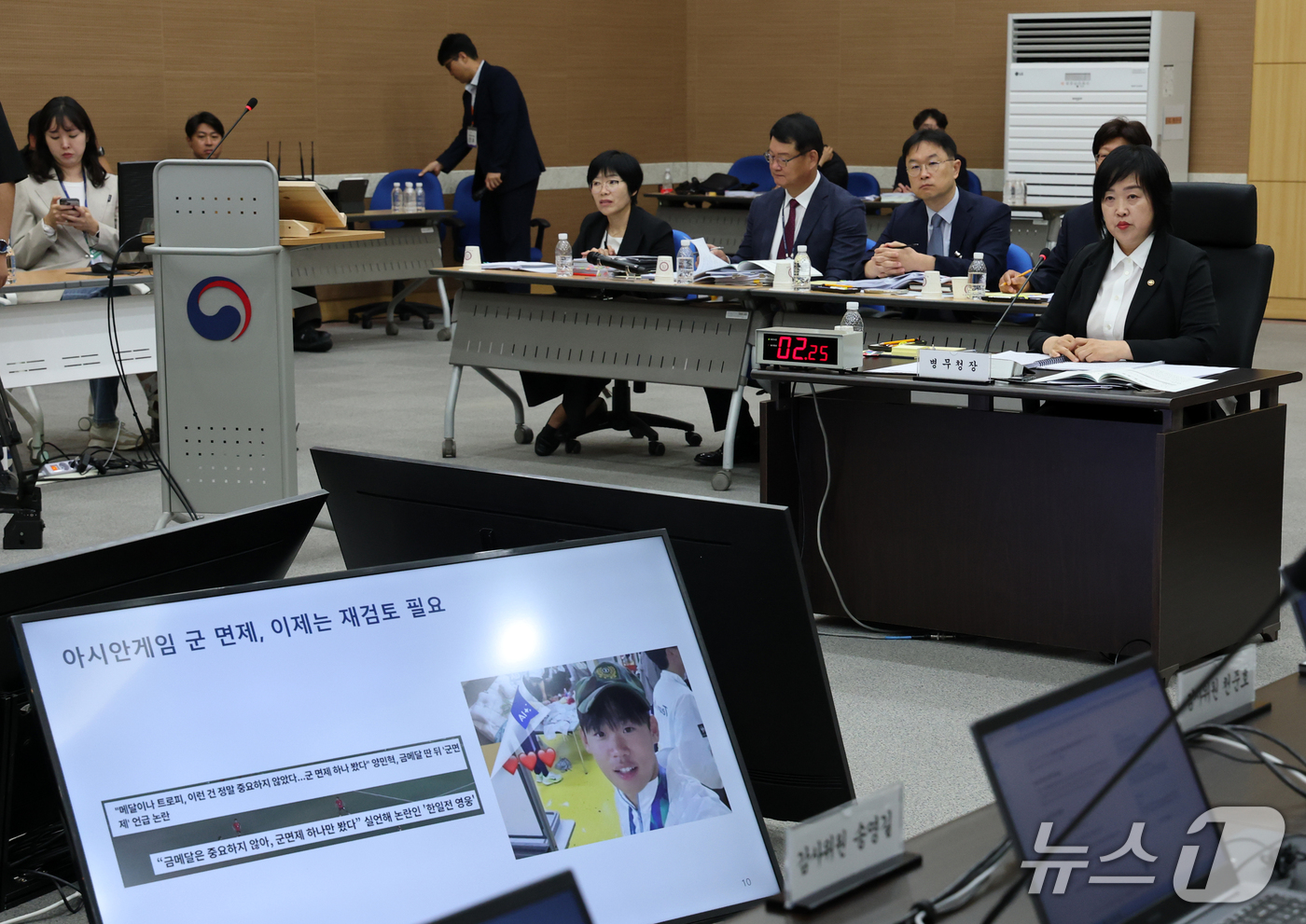 (대전=뉴스1) 김기태 기자 = 홍소영 병무청장이 12일 정부대전청사 병무청에서 열린 국회 국방위원회 국정감사에 출석해 의원들의 질의를 듣고 있다. 2026.10.12/뉴스1