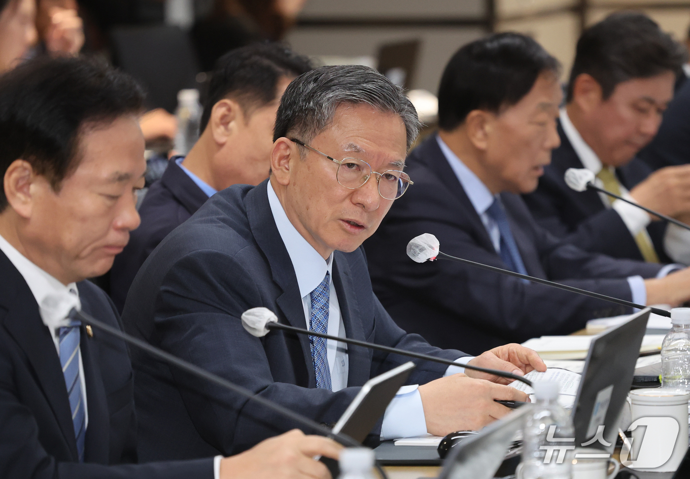 (서울=뉴스1) 박정호 기자 = 정성호 더불어민주당 의원이 12일 서울 중구 남대문로 한국은행 본관에서 열린 국회 재정경제기획위원회의 한국은행 국정감사에서 신현송 한국은행 총재에게 …