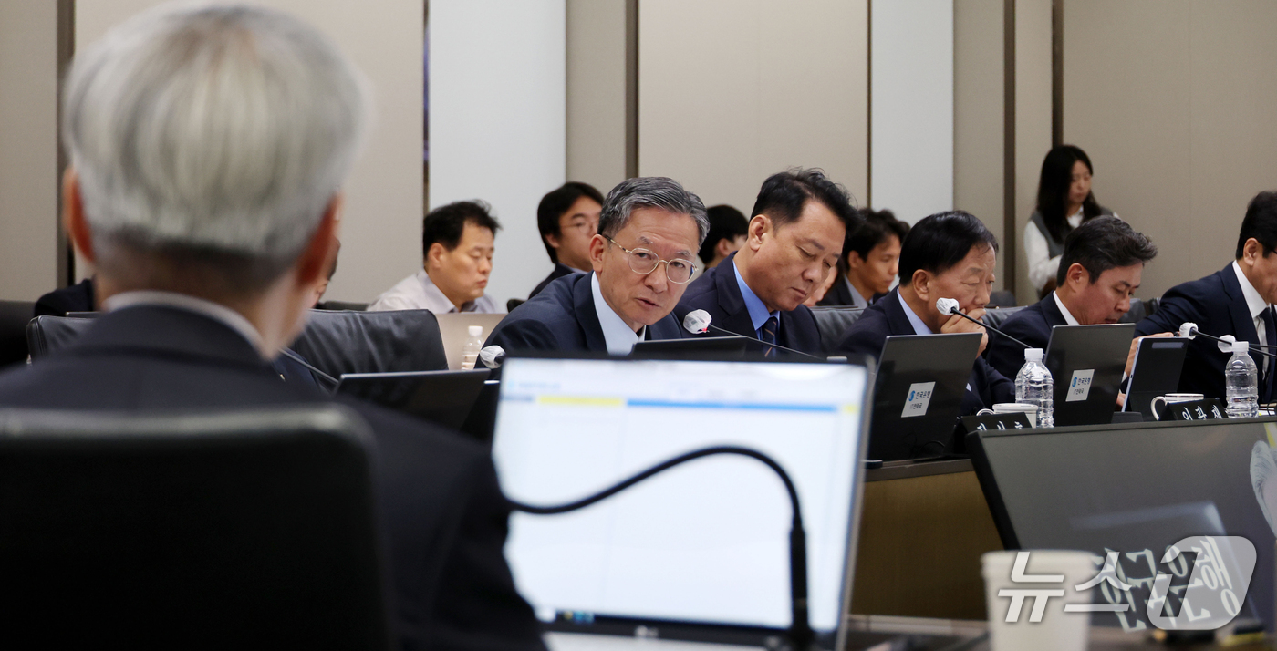 (서울=뉴스1) 박정호 기자 = 정성호 더불어민주당 의원이 12일 서울 중구 남대문로 한국은행 본관에서 열린 국회 재정경제기획위원회의 한국은행 국정감사에서 신현송 한국은행 총재에게 …