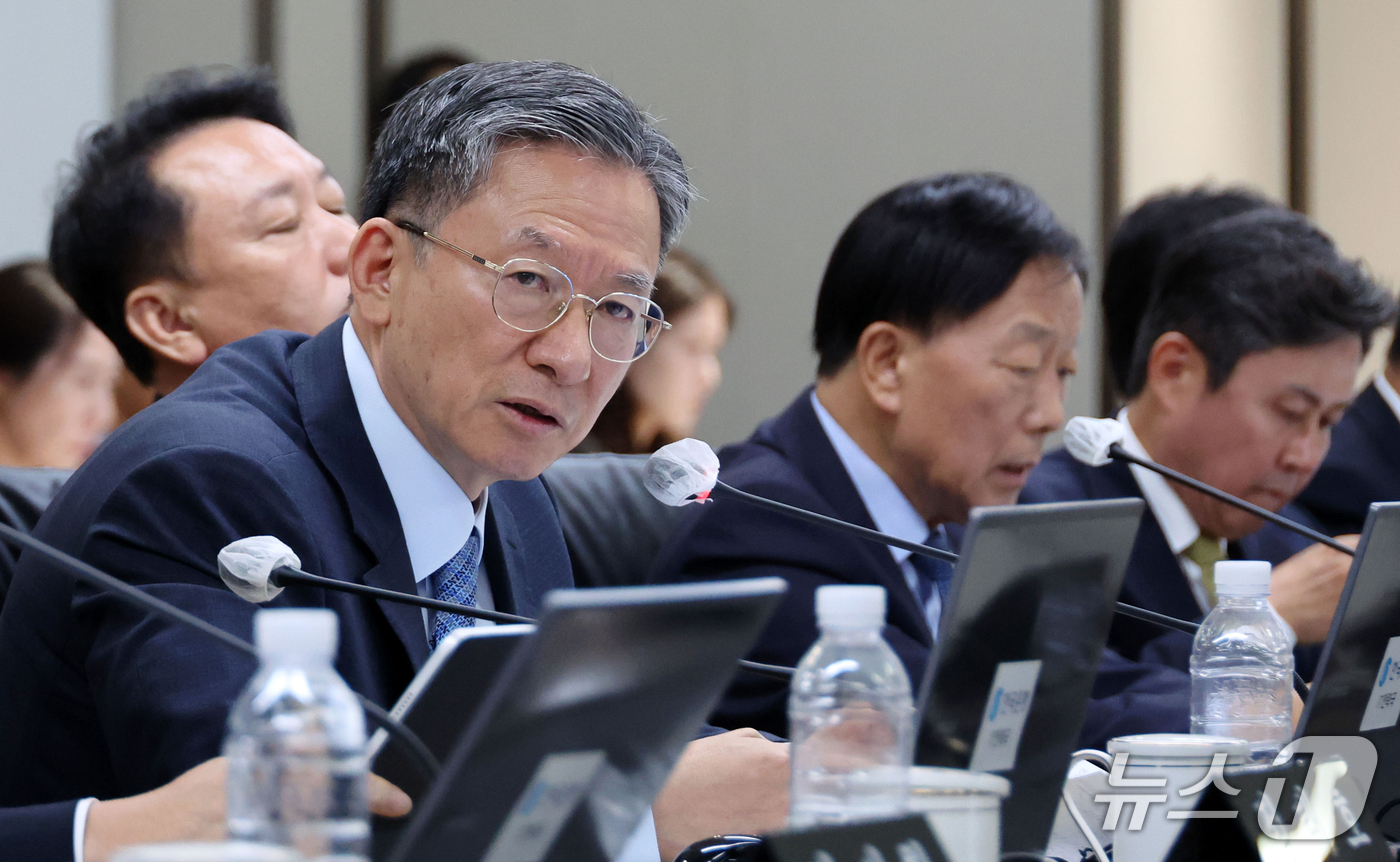 (서울=뉴스1) 박정호 기자 = 정성호 더불어민주당 의원이 12일 서울 중구 남대문로 한국은행 본관에서 열린 국회 재정경제기획위원회의 한국은행 국정감사에서 신현송 한국은행 총재에게 …