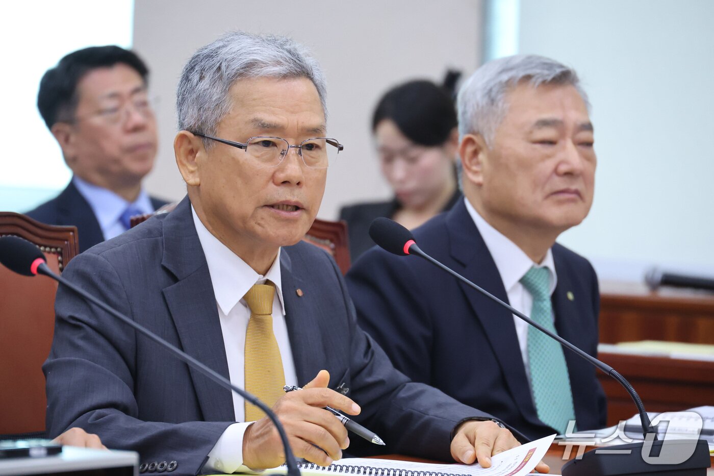 본문 이미지 - 김동철 한국전력공사 사장이 12일 서울 여의도 국회에서 열린 산업통상자원중소벤처기업위원회의 대한무역투자진흥공사 등에 대한 국정감사에서 의원 질의에 답변하고 있다. 2026.10.12 ⓒ 뉴스1 신웅수 기자