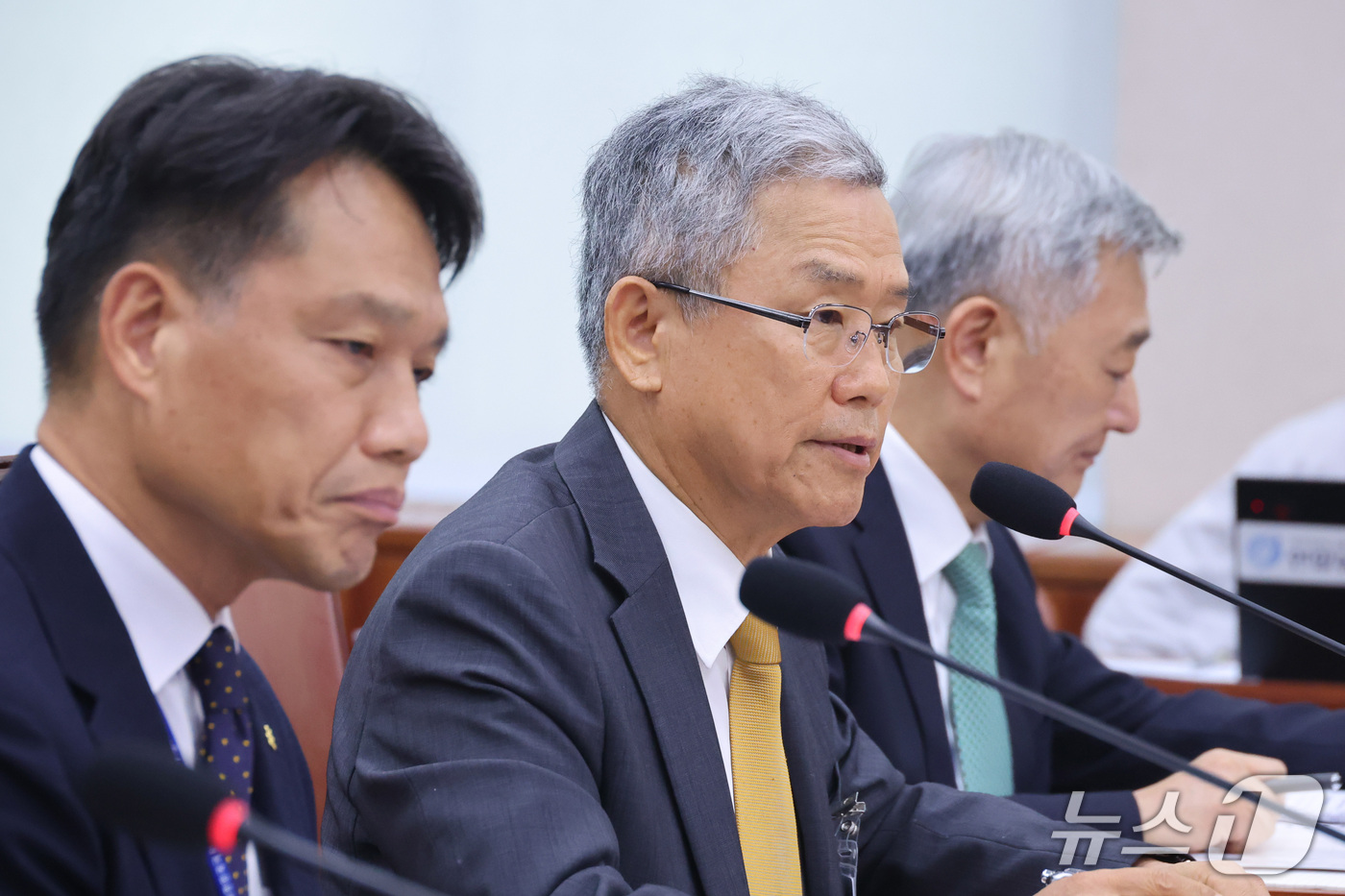 (서울=뉴스1) 신웅수 기자 = 김동철 한국전력공사 사장이 12일 서울 여의도 국회에서 열린 산업통상자원중소벤처기업위원회의 대한무역투자진흥공사 등에 대한 국정감사에서 의원 질의에 …