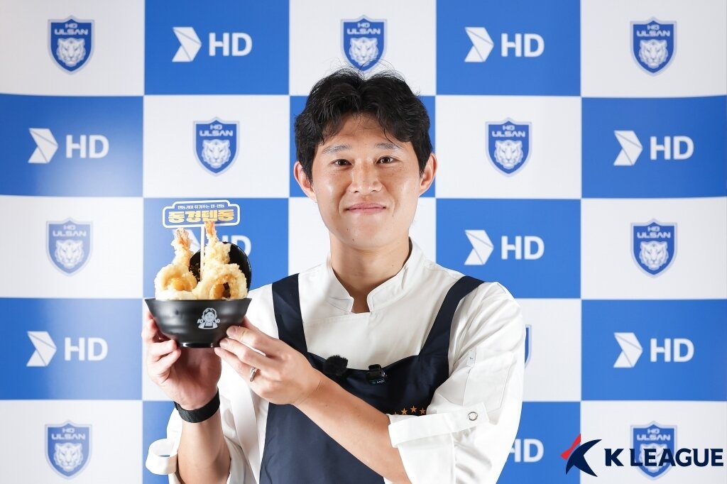 본문 이미지 - 텐텐동을 들어보이는 이동경(한국프로축구연맹 제공) 