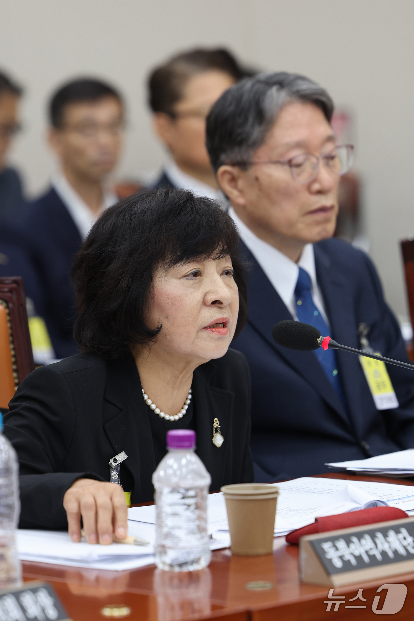 (서울=뉴스1) 황기선 기자 = 박지향 동북아역사재단 이사장이 12일 서울 여의도 국회 교육위원회에서 열린 한국학중앙연구원 등에 대한 국정감사에서 의원 질의에 답하고 있다.  20 …