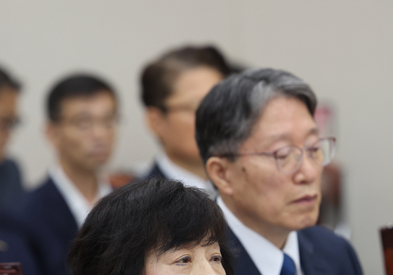 [국감] 의원 질의에 답하는 박지향 동북아역사재단 이사장