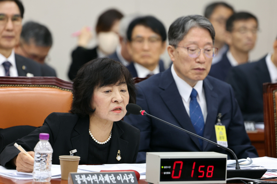 [국감] 질의에 답하는 박지향 동북아역사재단 이사장