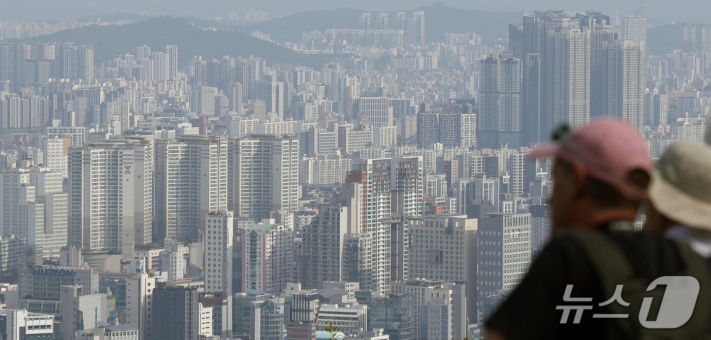본문 이미지 - 서울 남산에서 아파트 단지가 보이고 있다.(사진은 기사 내용과 무관함)  2026.10.12 ⓒ 뉴스1 박지혜 기자