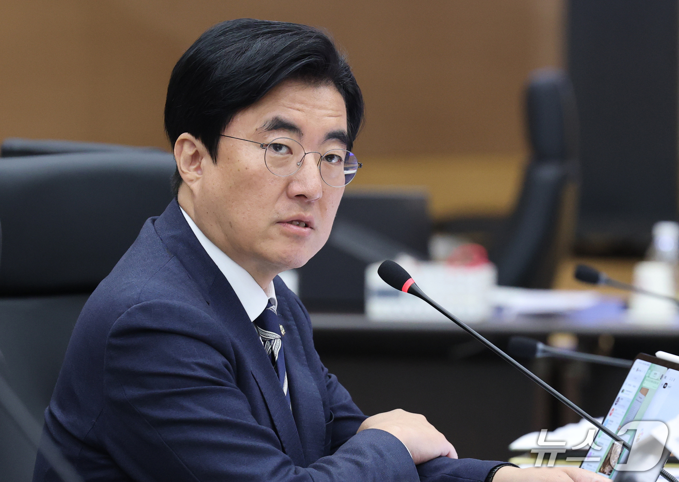 (대전=뉴스1) 김기태 기자 = 김성회 더불어민주당 위원이 12일 정부대전청사 병무청에서 열린 국회 국방위원회 국정감사에서 질의하고 있다. 2026.10.12/뉴스1