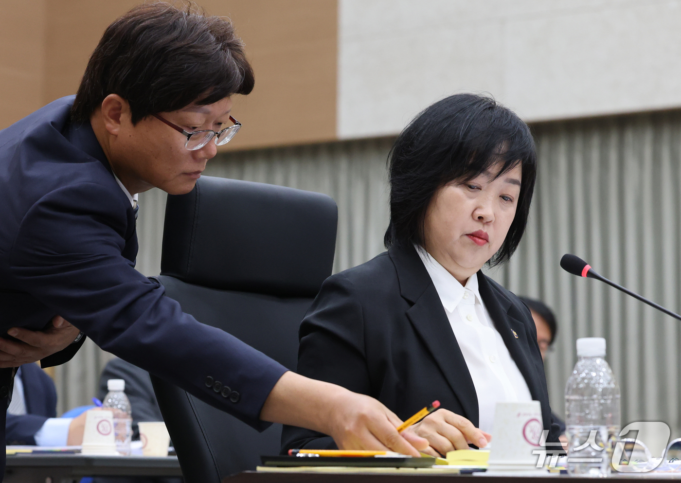 (대전=뉴스1) 김기태 기자 = 홍소영 병무청장이 12일 정부대전청사 병무청에서 열린 국회 국방위원회 국정감사에 출석해 직원으로부터 답변자료를 받고 있다. 2026.10.12/뉴스 …