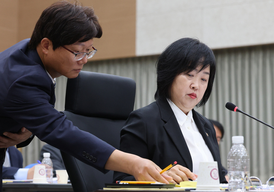 [국감] 답변자료 받는 홍소영 병무청장