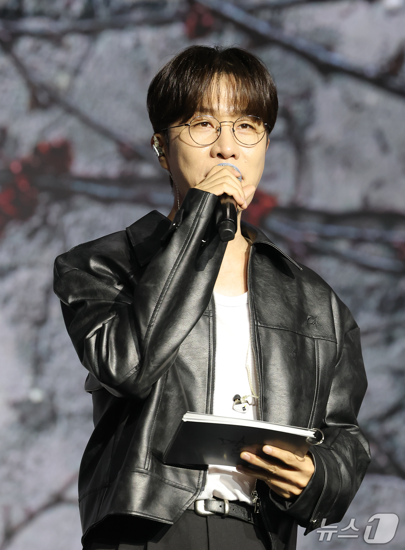 (서울=뉴스1) 권현진 기자 = 밴드 소란(본명 고영배)가 12일 오후 서울 마포구 레이어스튜디오에서 열린 성한빈 첫 번째 EP ‘DEAD:ALIVE’ 발매 기념 쇼케이스에서 진행 …