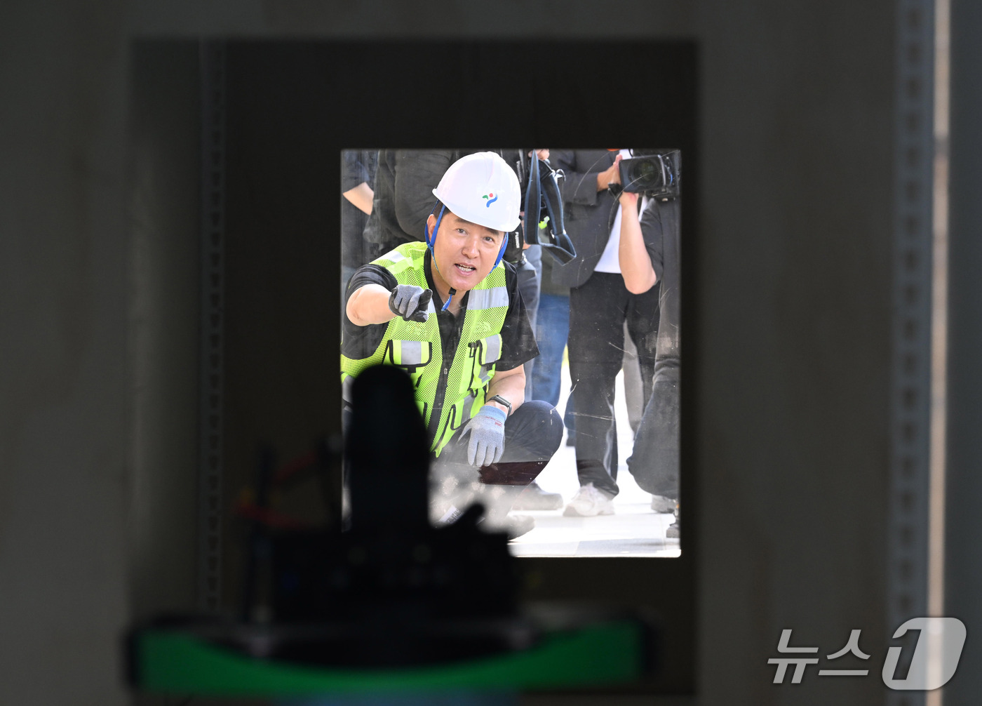 (서울=뉴스1) 김진환 기자 = 오세훈 서울시장이 12일 서울 용산 노들섬에서 교랑하부 지지대인 거더(Girder) 모형내부로 들어간 자율비행 드론의 교량 점검 시연을 참관하고 있 …