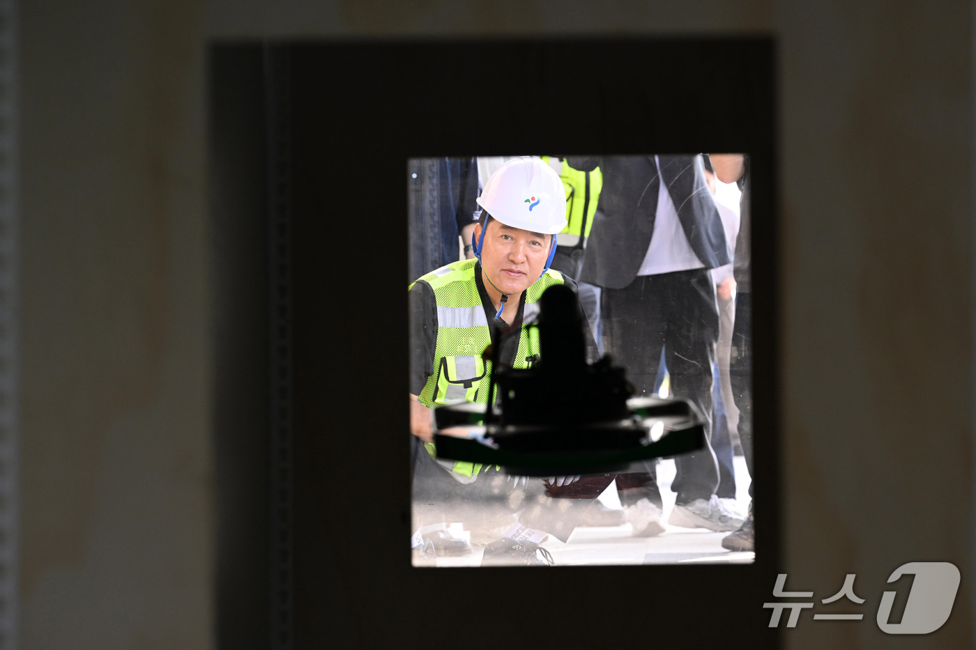 (서울=뉴스1) 김진환 기자 = 오세훈 서울시장이 12일 서울 용산 노들섬에서 교랑하부 지지대인 거더(Girder) 모형내부로 들어간 자율비행 드론의 교량 점검 시연을 참관하고 있 …