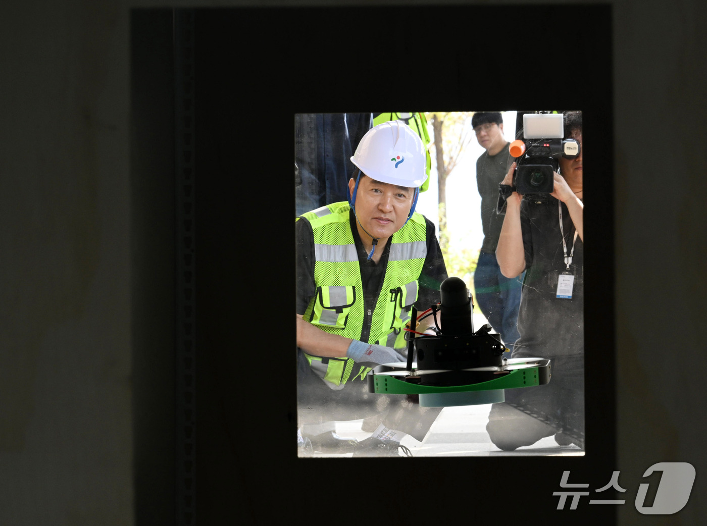 (서울=뉴스1) 김진환 기자 = 오세훈 서울시장이 12일 서울 용산 노들섬에서 교랑하부 지지대인 거더(Girder) 모형내부로 들어간 자율비행 드론의 교량 점검 시연을 참관하고 있 …