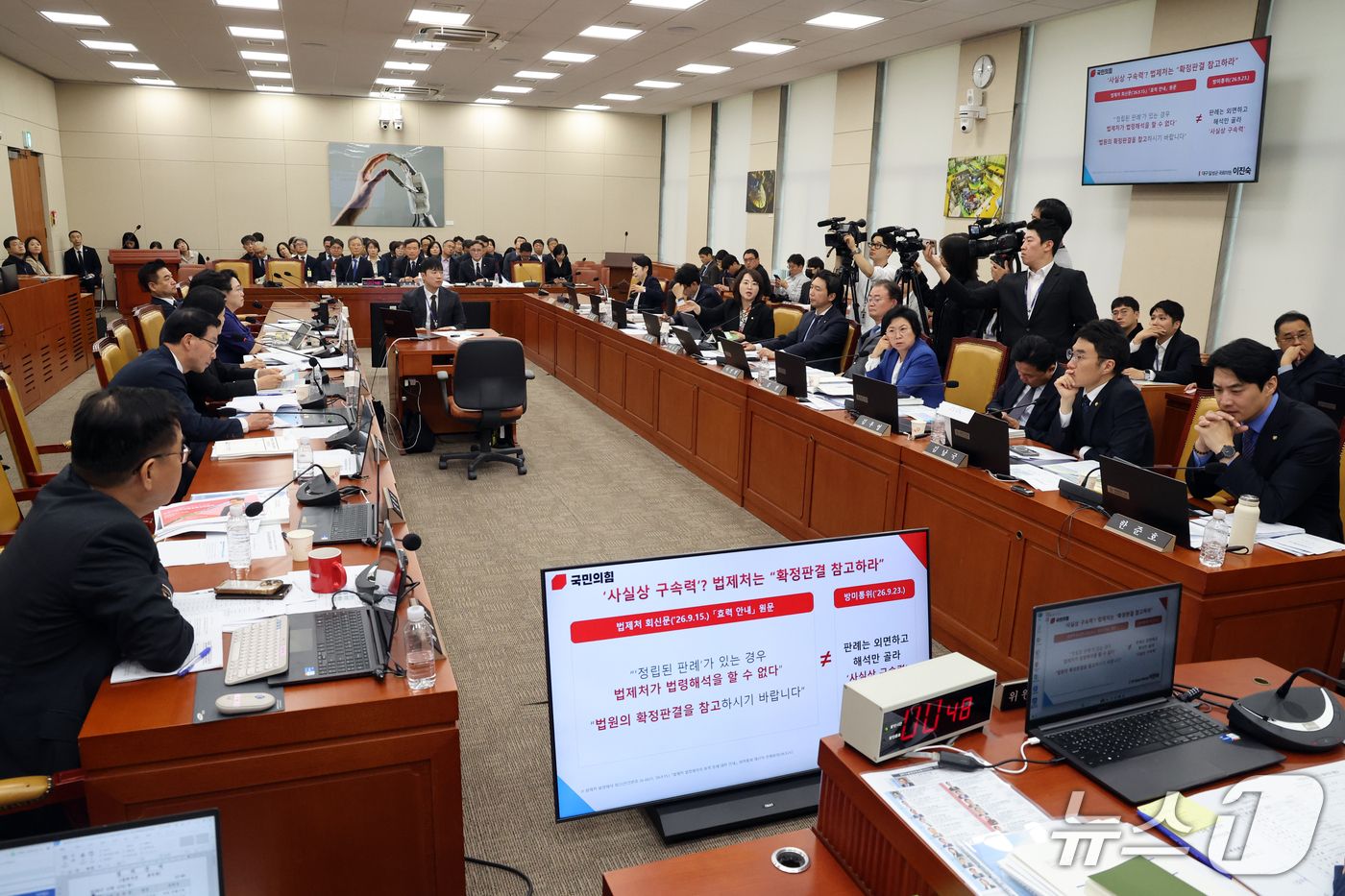 (서울=뉴스1) 황기선 기자 = 이진숙 국민의힘 의원이 12일 서울 여의도 국회 과학기술정보방송통신위원회에서 열린 방송미디어통신위원회 등에 대한 국정감사에서 김종철 방송미디어통신위 …