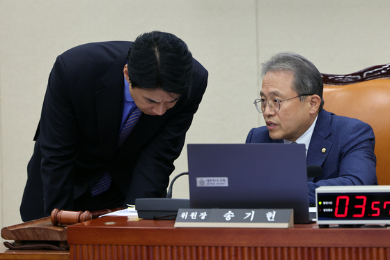 [국감] 與 간사와 대화 나누는 송기헌 과방위원장