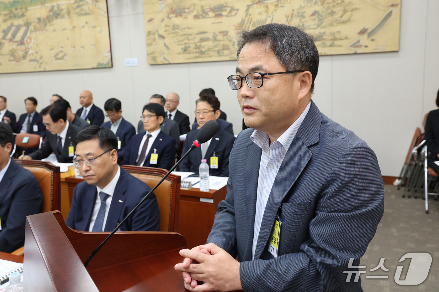 (서울=뉴스1) 황기선 기자 = 김영진 교육부 학교정책관이 2일 서울 여의도 국회 교육위원회에서 열린 한국학중앙연구원 등에 대한 국정감사에서 의원 질의에 답하고 있다. 2026.1 …