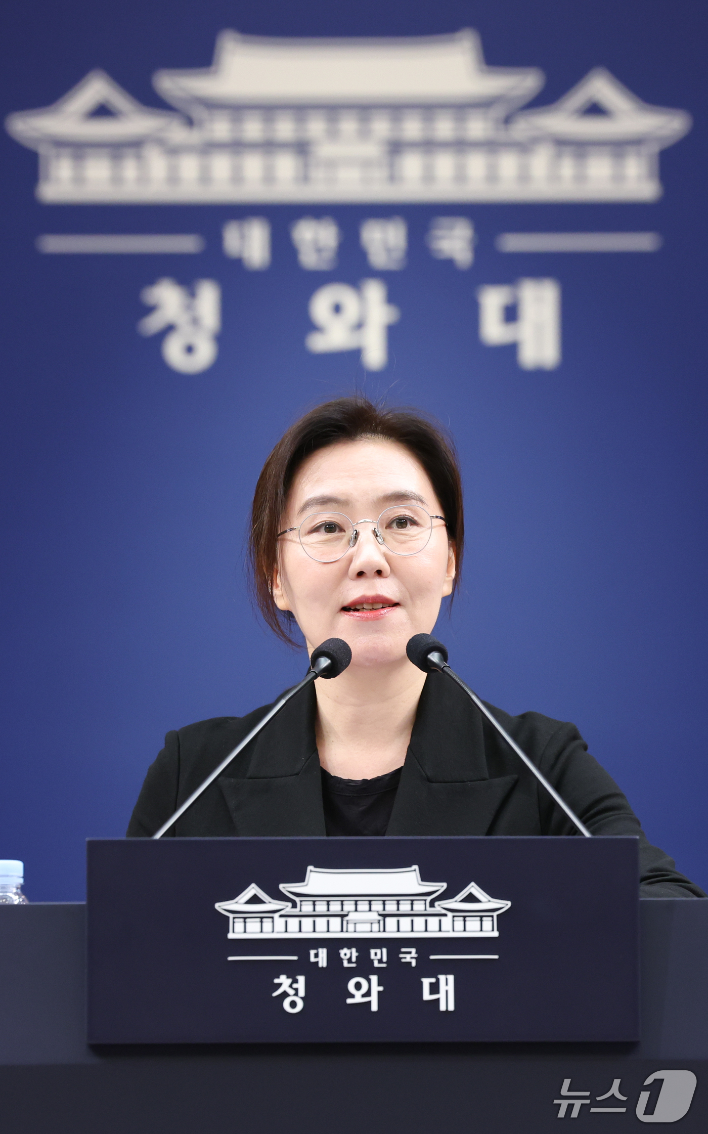 (서울=뉴스1) 허경 기자 = 강유정 대변인이 12일 청와대 춘추관에서 '납 배출 비타민 주사' 의혹 관련 대통령 지시 사항을 브리핑하고 있다. 2026.10.12/뉴스1