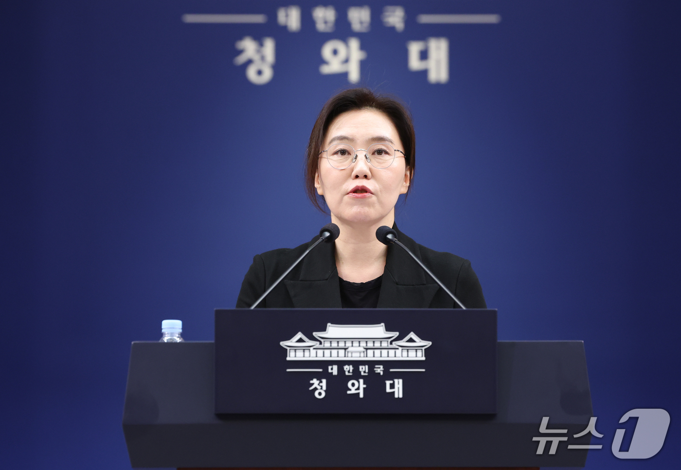 (서울=뉴스1) 허경 기자 = 강유정 대변인이 12일 청와대 춘추관에서 '납 배출 비타민 주사' 의혹 관련 대통령 지시 사항을 브리핑하고 있다. 2026.10.12/뉴스1