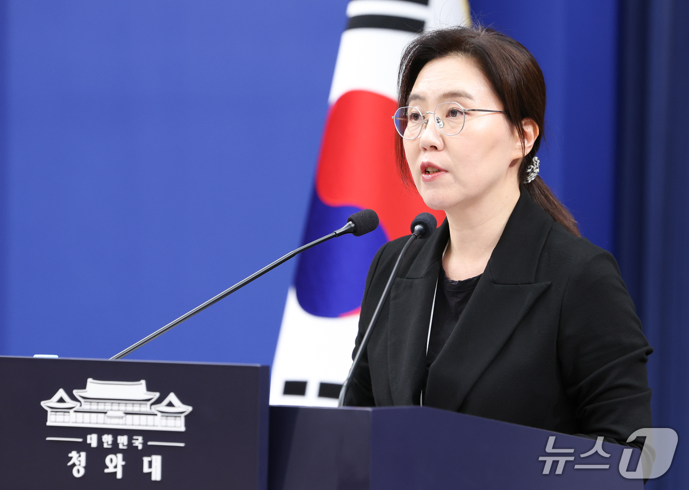 (서울=뉴스1) 허경 기자 = 강유정 대변인이 12일 청와대 춘추관에서 '납 배출 비타민 주사' 의혹 관련 대통령 지시 사항을 브리핑하고 있다. 2026.10.12/뉴스1