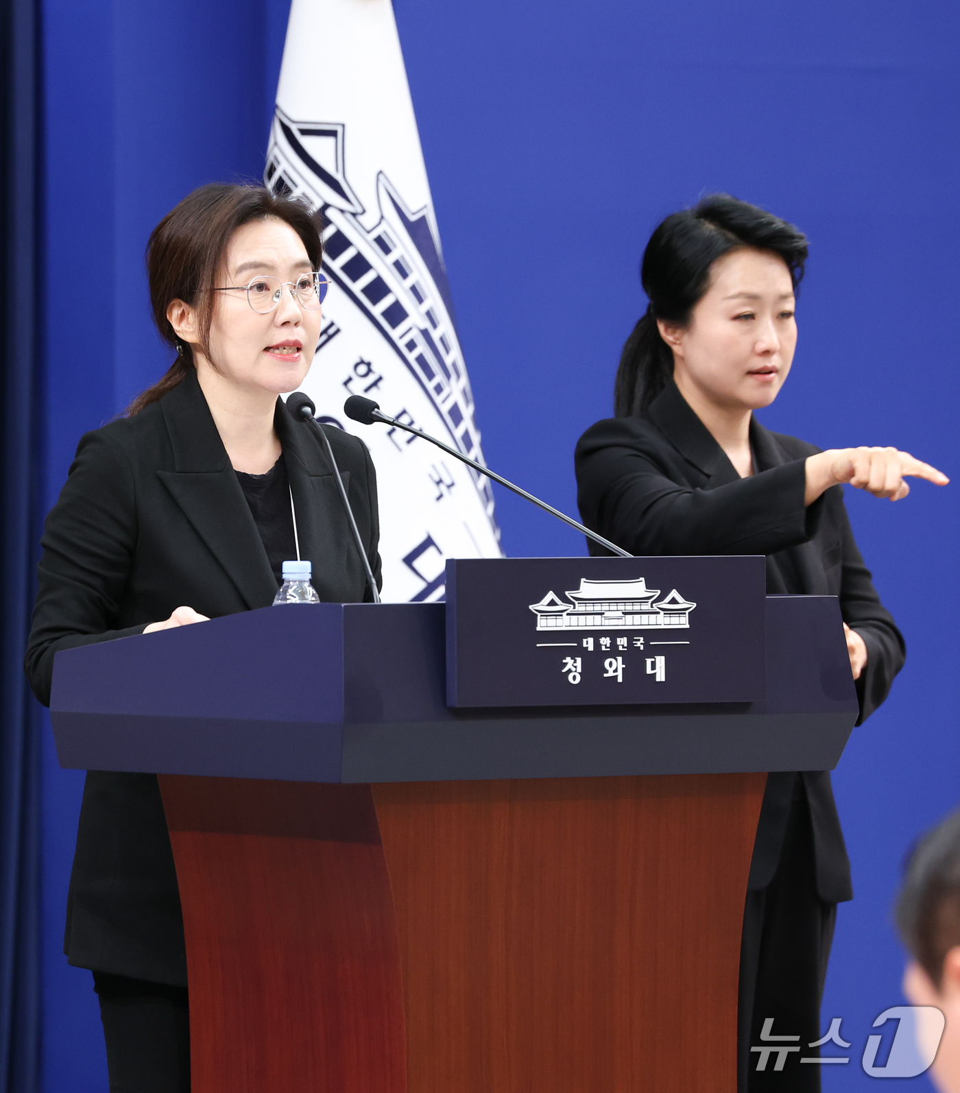 (서울=뉴스1) 허경 기자 = 강유정 대변인이 12일 청와대 춘추관에서 '납 배출 비타민 주사' 의혹 관련 대통령 지시 사항을 브리핑하고 있다. 2026.10.12/뉴스1
