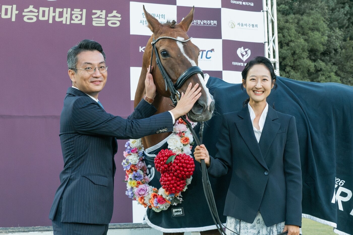 본문 이미지 - 델피니와 이한준·이윤진 마주 부부(서울마주협회 제공)