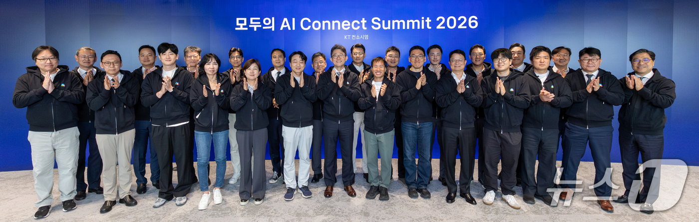 (서울=뉴스1) = 12일 서울 종로구 KT 광화문빌딩 웨스트에서 열린 '모두의 AI 커넥트 서밋 2026’ 에서 박윤영 KT 대표이사(앞줄 왼쪽 일곱 번째)를 비롯한 '모두의 A …