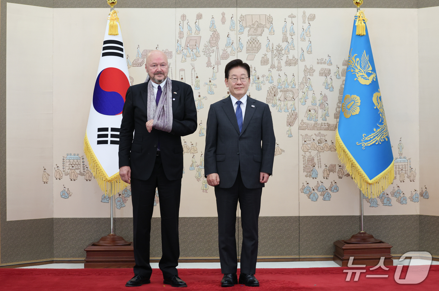 (서울=뉴스1) 이재명 기자 = 데재명 대통령이 12일 청와대에서 열린 주한대사 신임장 제정식에서 에스펜 프레데릭 라센 주한노르웨이대사에게 신임장을 받은 후 기념촬영을 하고 있다. …