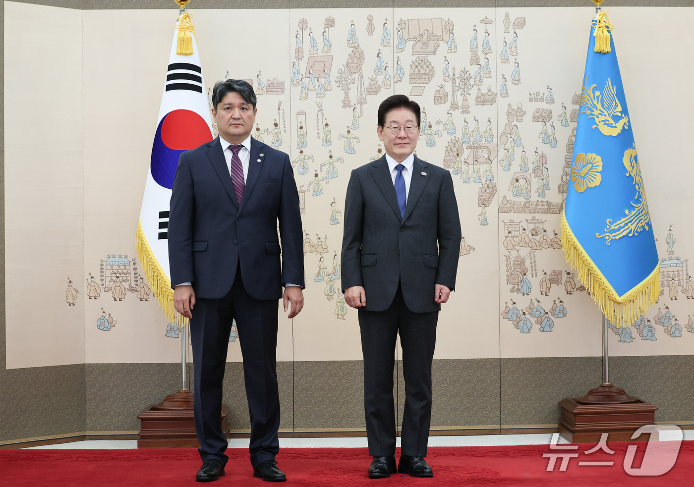 (서울=뉴스1) 이재명 기자 = 이재명 대통령이 12일 청와대에서 열린 주한대사 신임장 제정식에서 멜리스 마마달리예프 주한키르기스스탄대사에게 신임장을 받은 후 기념촬영을 하고 있다 …