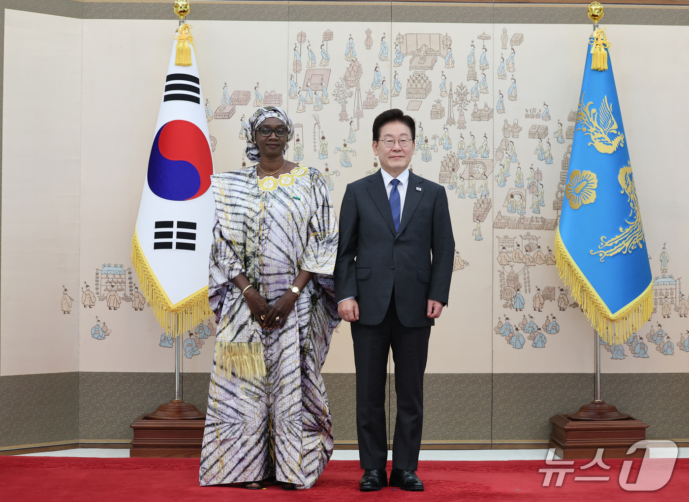 (서울=뉴스1) 이재명 기자 = 이재명 대통령이 12일 청와대에서 열린 주한대사 신임장 제정식에서 파투 가이 은곰 주한세네갈대사에게 신임장을 받은 후 기념촬영을 하고 있다. 202 …
