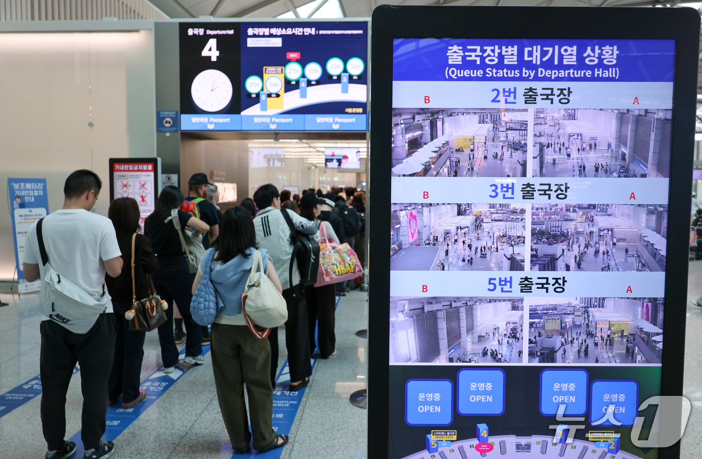 (인천공항=뉴스1) 안은나 기자 = 12일 인천국제공항 1터미널에서 여행객들이 출국 수속을 밟기 위해 줄 서 있다.외교부는 최근 사우디와 후티 반군 간 교전이 격화하자 중동 지역 …