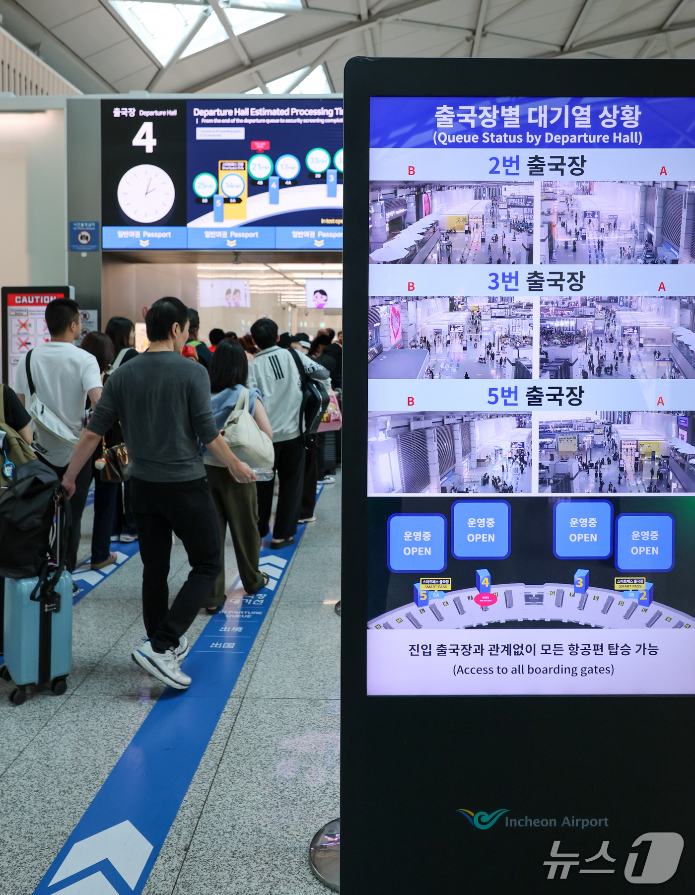 (인천공항=뉴스1) 안은나 기자 = 12일 인천국제공항 1터미널에서 여행객들이 출국 수속을 밟기 위해 줄 서 있다.외교부는 최근 사우디와 후티 반군 간 교전이 격화하자 중동 지역 …