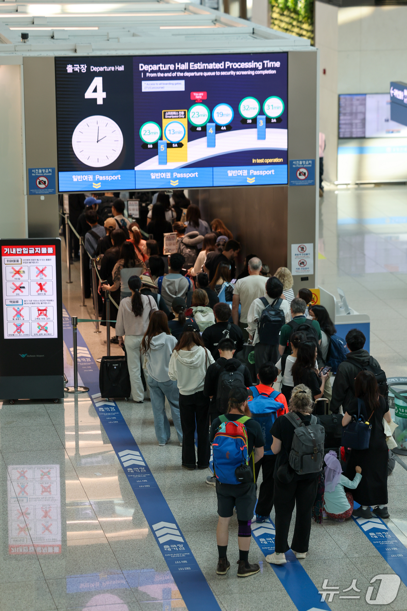 (인천공항=뉴스1) 안은나 기자 = 12일 인천국제공항 1터미널에서 여행객들이 출국 수속을 밟기 위해 줄 서 있다.외교부는 최근 사우디와 후티 반군 간 교전이 격화하자 중동 지역 …