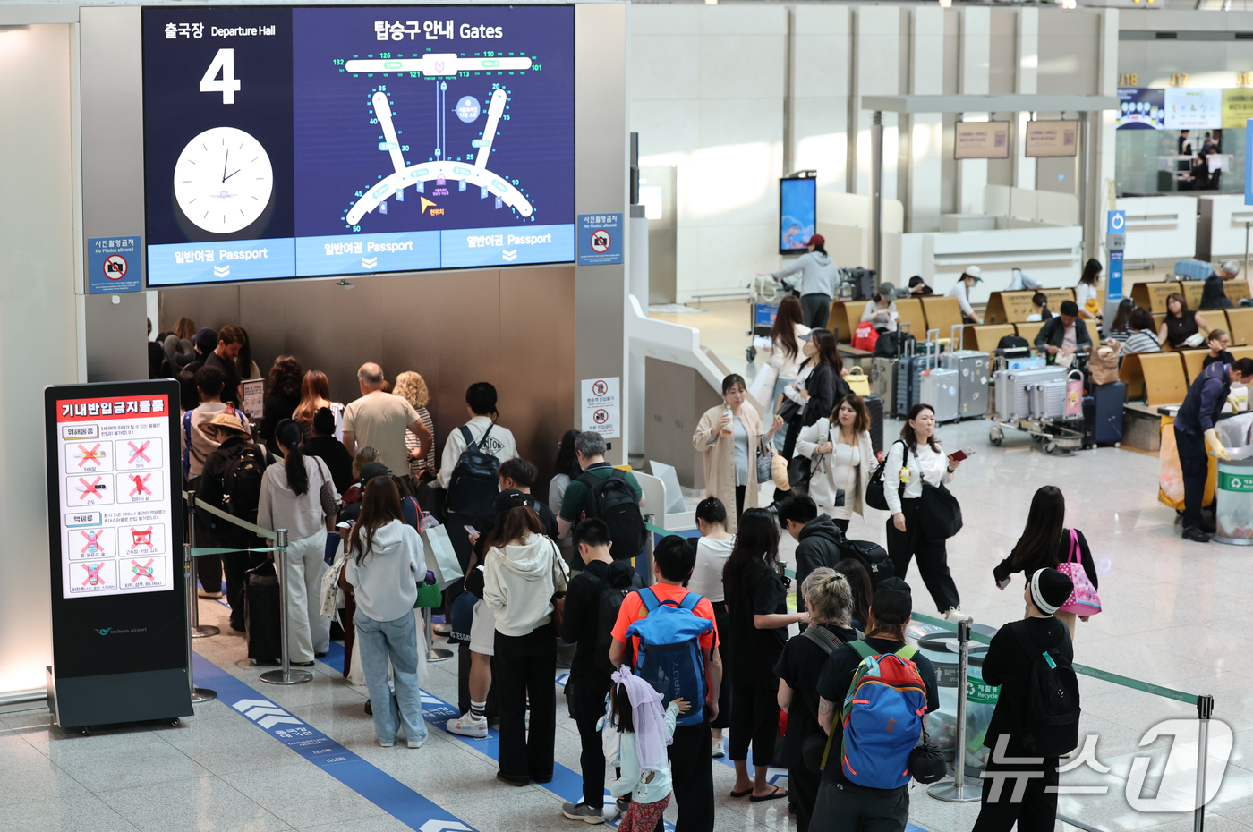 (인천공항=뉴스1) 안은나 기자 = 12일 인천국제공항 1터미널에서 여행객들이 출국 수속을 밟기 위해 줄 서 있다.외교부는 최근 사우디와 후티 반군 간 교전이 격화하자 중동 지역 …