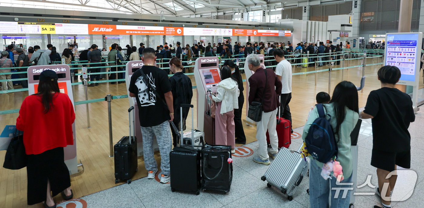 (인천공항=뉴스1) 안은나 기자 = 12일 인천국제공항 1터미널 제주항공 체크인 카운터에 여행객들이 줄 서 있다.이날 국토부 항공정보포털시스템에 따르면 올해 1~9월 제주항공 탑승 …