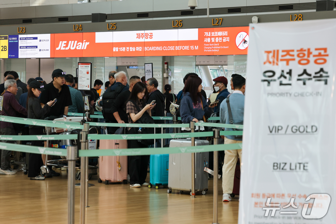 (인천공항=뉴스1) 안은나 기자 = 12일 인천국제공항 1터미널 제주항공 체크인 카운터에 여행객들이 줄 서 있다.이날 국토부 항공정보포털시스템에 따르면 올해 1~9월 제주항공 탑승 …