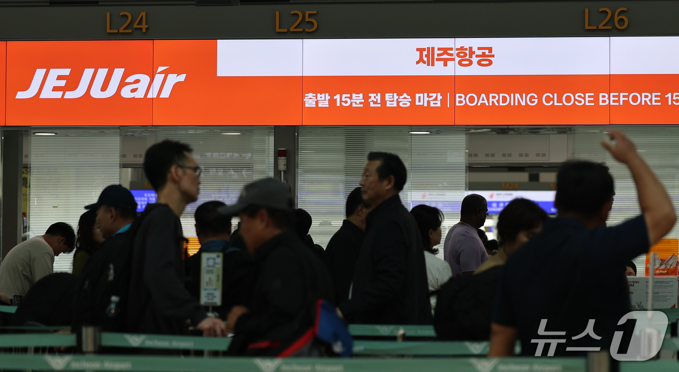 (인천공항=뉴스1) 안은나 기자 = 12일 인천국제공항 1터미널 제주항공 체크인 카운터에 여행객들이 줄 서 있다.이날 국토부 항공정보포털시스템에 따르면 올해 1~9월 제주항공 탑승 …