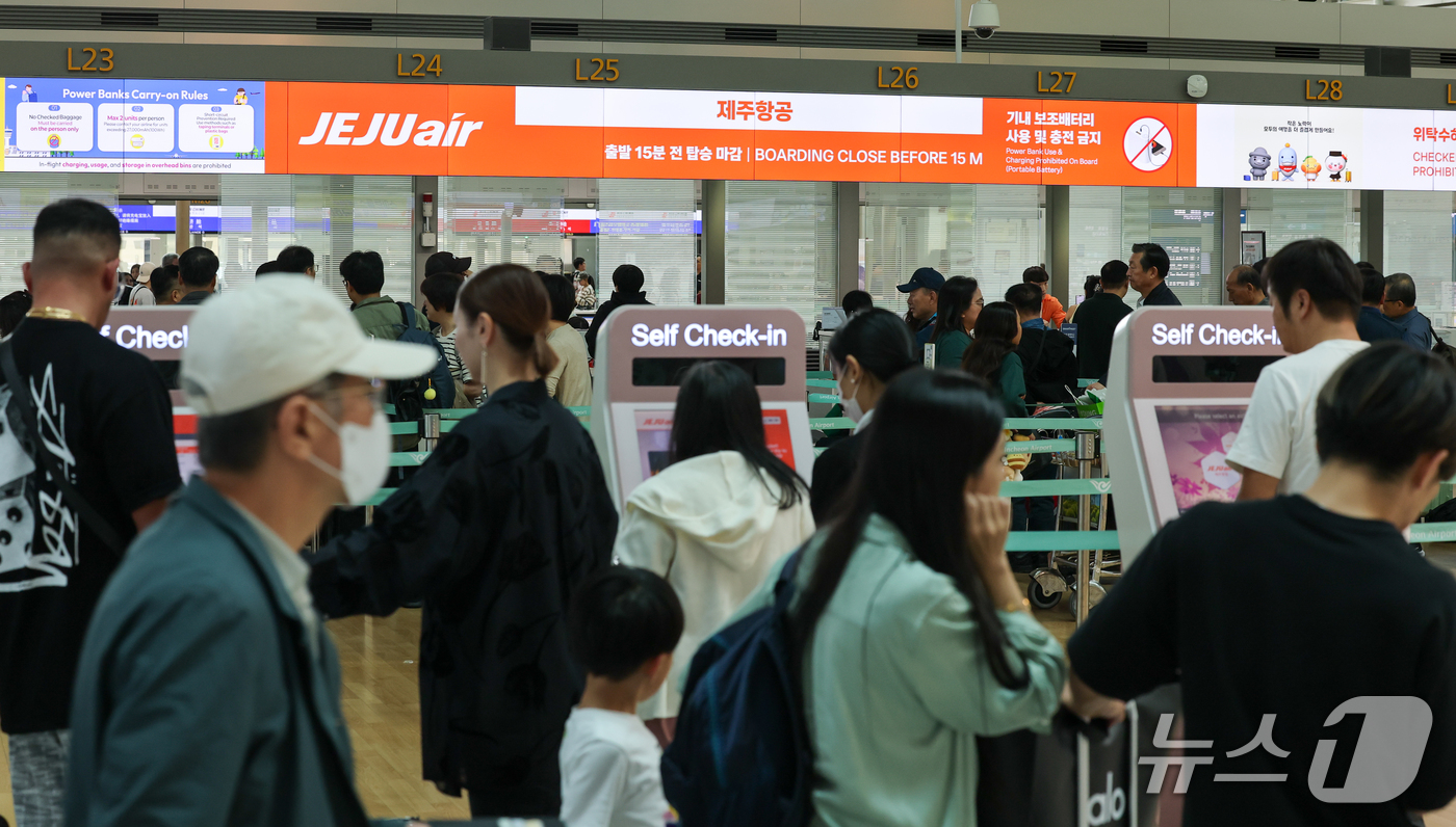 (인천공항=뉴스1) 안은나 기자 = 12일 인천국제공항 1터미널 제주항공 체크인 카운터에 여행객들이 줄 서 있다.이날 국토부 항공정보포털시스템에 따르면 올해 1~9월 제주항공 탑승 …