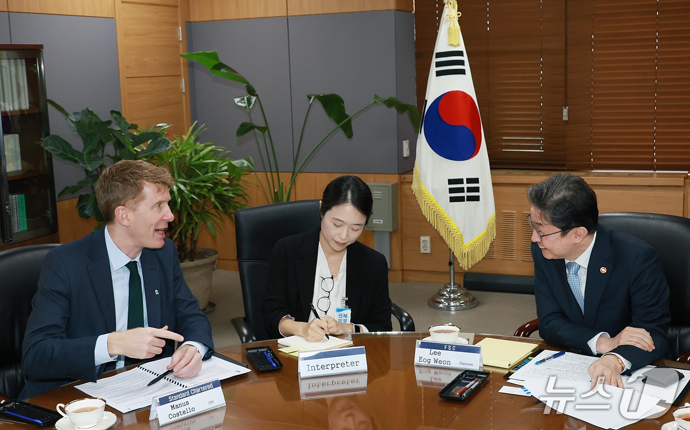 (서울=뉴스1) = 이억원 금융위원장이 12일 오후 서울 종로구 정부서울청사에서 영국 스탠다드차타드그룹(SC그룹) 마누스 코스텔로 최고재무책임자(CFO), 제이슨 포레스터 최고위험 …