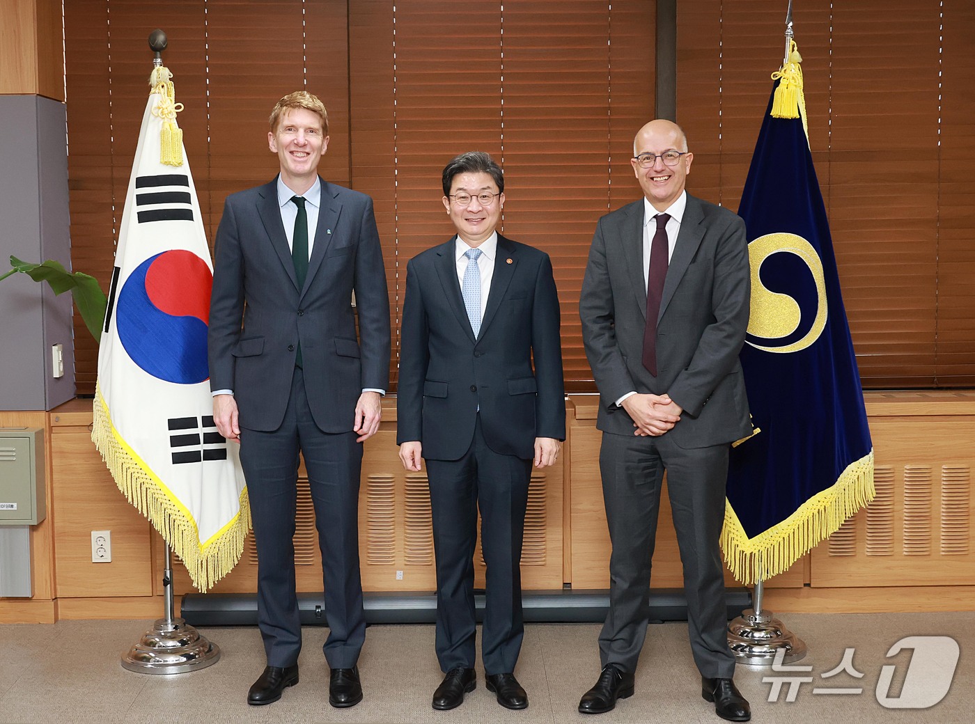 (서울=뉴스1) = 이억원 금융위원장이 12일 오후 서울 종로구 정부서울청사에서 영국 스탠다드차타드그룹(SC그룹) 마누스 코스텔로 최고재무책임자(CFO), 제이슨 포레스터 최고위험 …