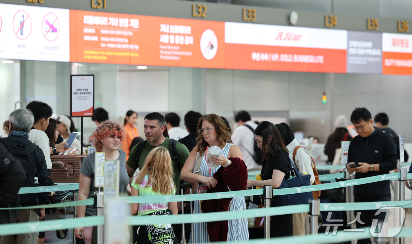 (인천공항=뉴스1) 안은나 기자 = 12일 인천국제공항 1터미널 제주항공 체크인 카운터에 여행객들이 줄 서 있다.이날 국토부 항공정보포털시스템에 따르면 올해 1~9월 제주항공 탑승 …
